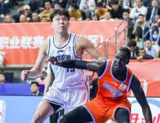 168娱乐-昔号杨瀚森的陪练，连英语ABC不会读，如今却成为NBA首发中锋