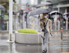 台风“小犬”逼近雷州半岛与海南东部，广州受其外围影响出现阵雨