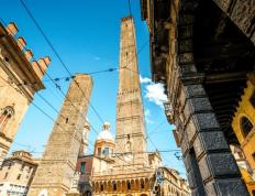 168娱乐-意大利博洛尼亚一斜塔倾斜加剧，关闭数年进行维修
