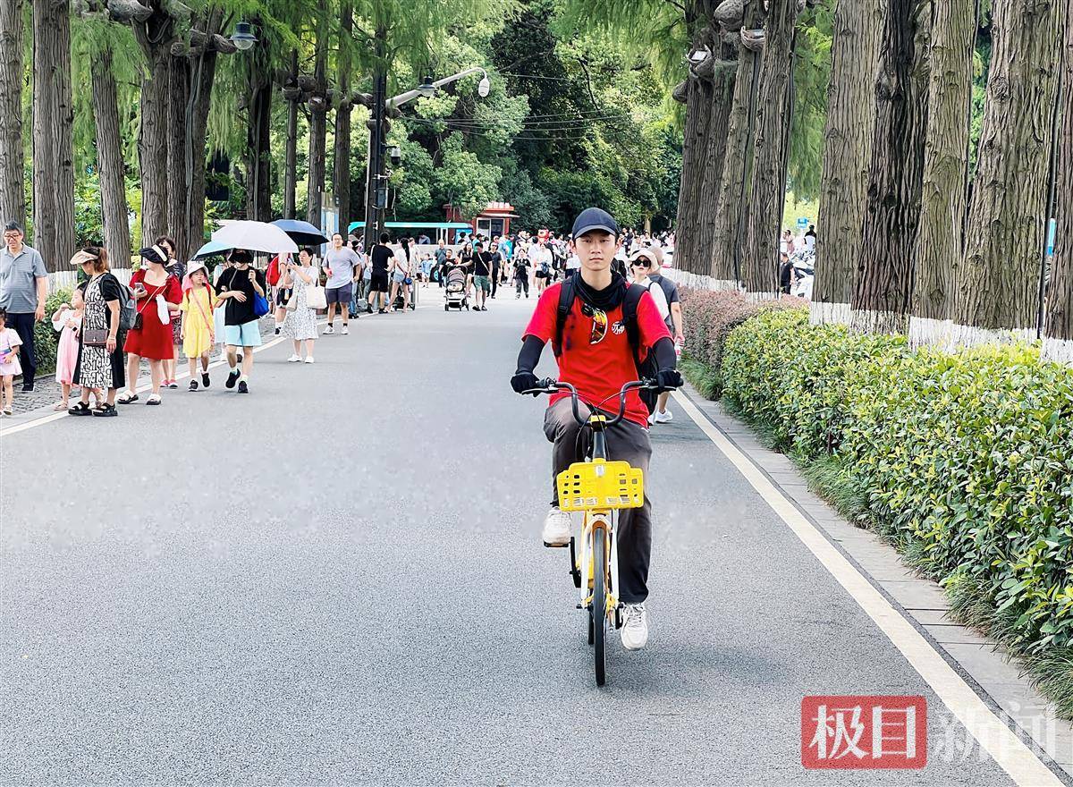 168娱乐-从重庆骑自行车去上海，18岁小伙想见NBA联赛篮球偶像-趁年轻，多追梦