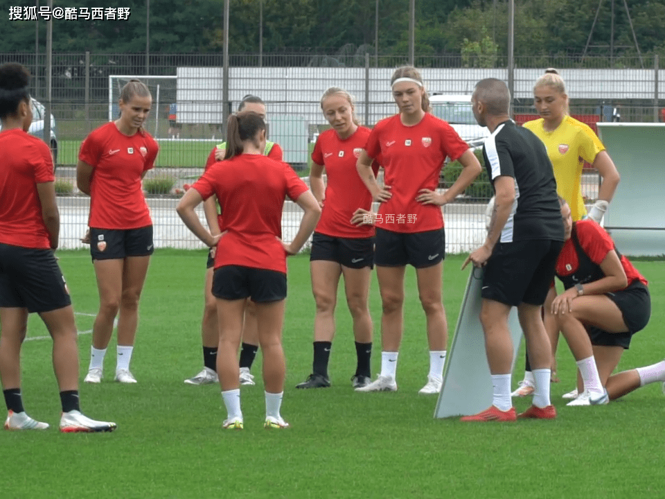 168娱乐-法国甲级联赛第戎女足的一堂训练课，发现语言是个障碍